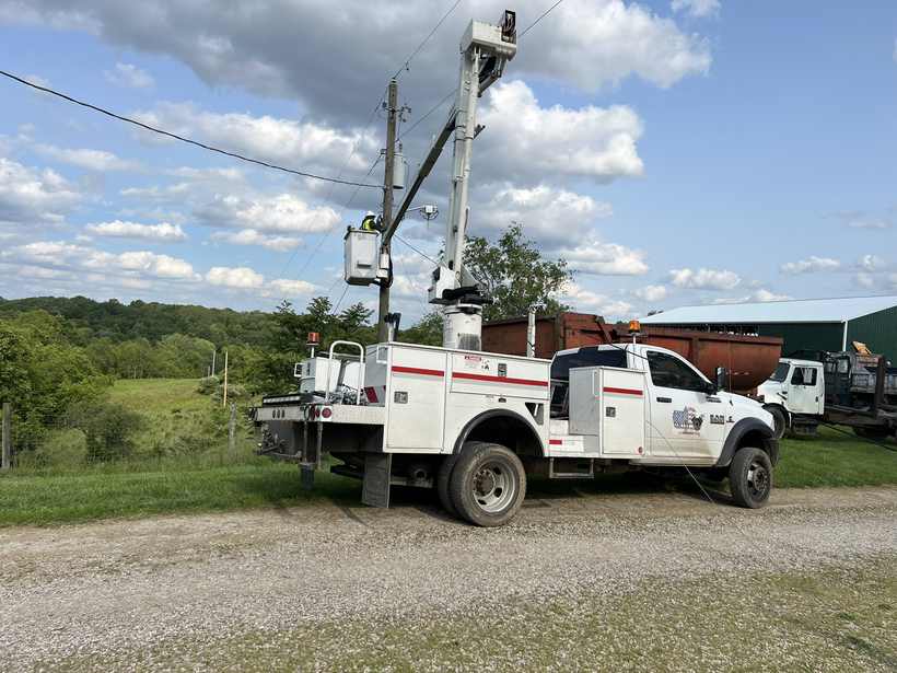 Unity bucket truck on the job